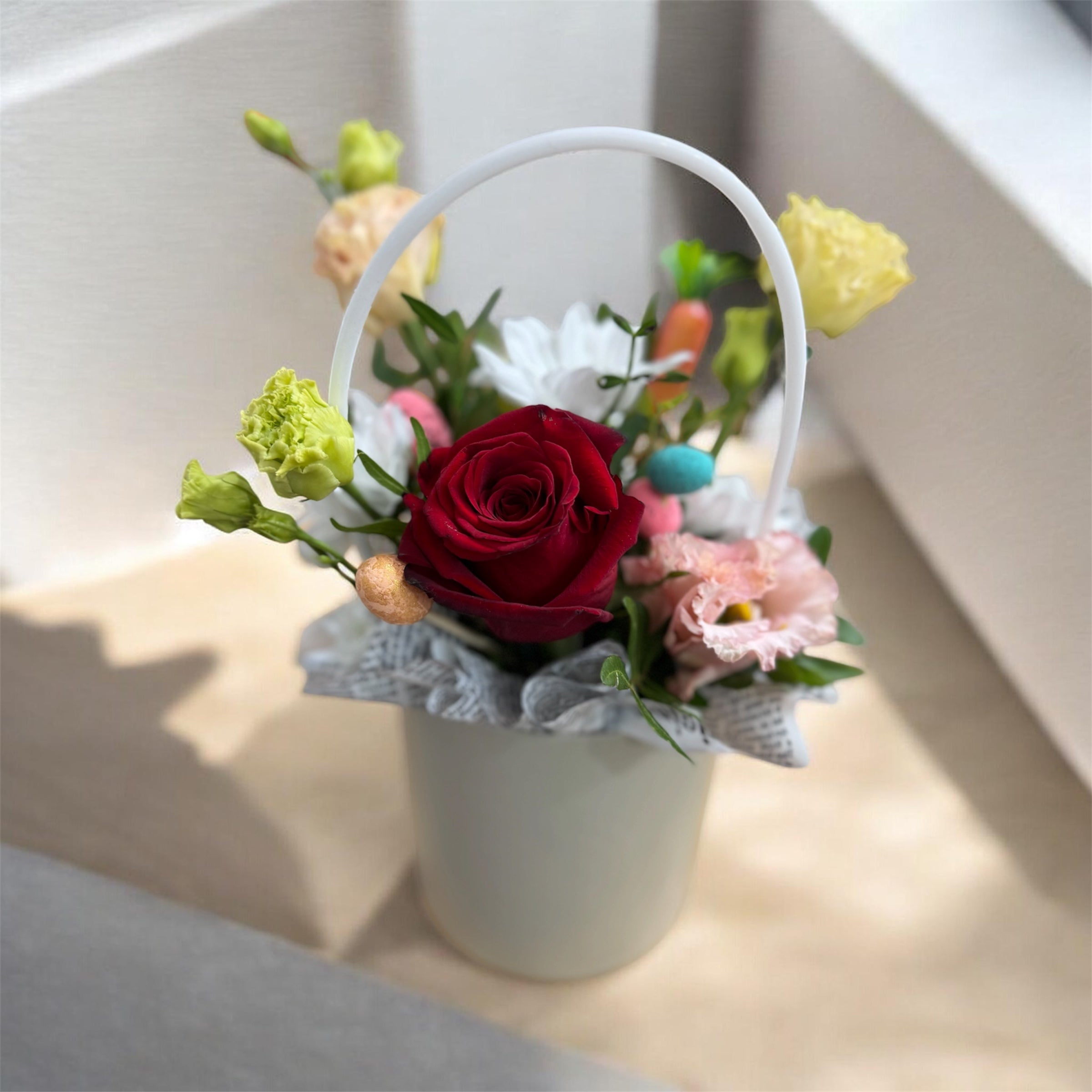 Aranjament Scarlet spring basket